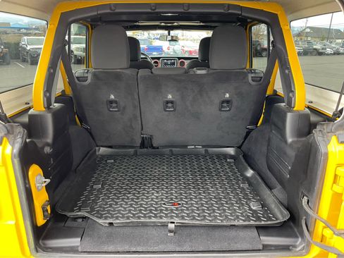 Used 2019 Jeep Wrangler Unlimited Rubicon w/ Cold Weather Group image 10