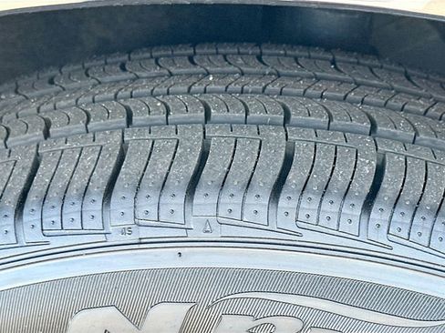 Used 2025 Chrysler Pacifica Pinnacle FWD image 35