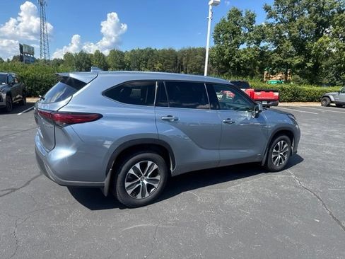 Used 2021 Toyota Highlander XLE AWD/4WD image 5