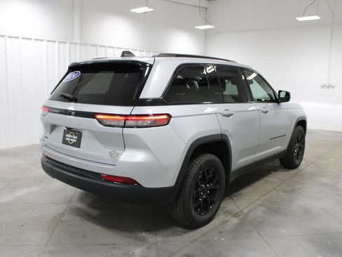 Used 2024 Jeep Grand Cherokee Altitude AWD/4WD image 9