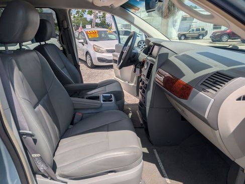 Used 2008 Chrysler Town & Country Touring FWD image 15
