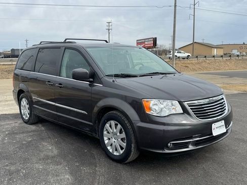 Used 2015 Chrysler Town & Country Touring image 34