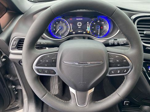 Used 2025 Chrysler Pacifica Select FWD image 10