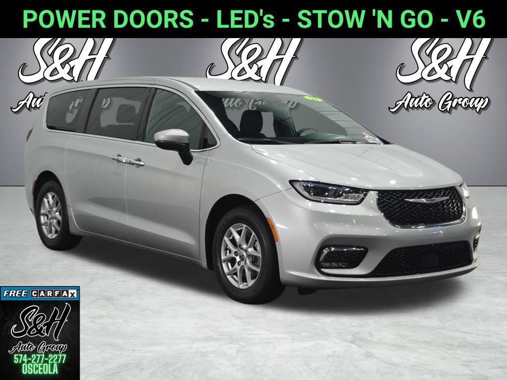 Used 2023 Chrysler Pacifica Touring FWD image 1