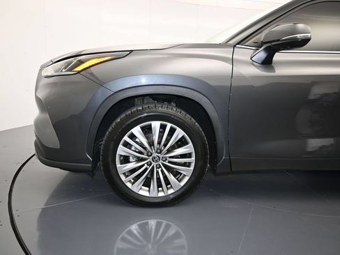 Used 2023 Toyota Highlander Platinum FWD image 9