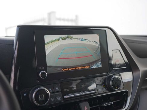Used 2023 Toyota Highlander XLE FWD image 22