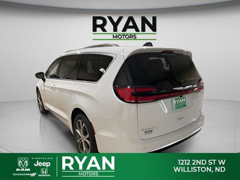 New 2026 Chrysler Pacifica Pinnacle image 7