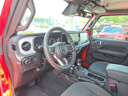 Used 2025 Jeep Wrangler Unlimited Sahara AWD/4WD image 22