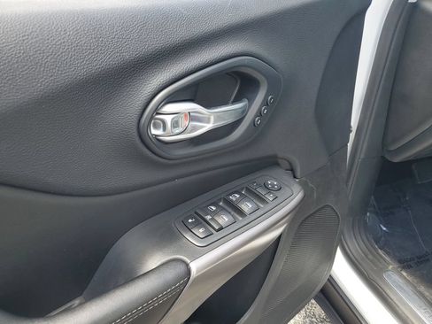 Used 2019 Jeep Cherokee Limited AWD/4WD image 19