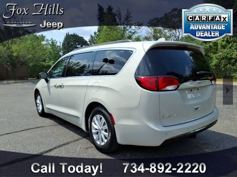 Used 2017 Chrysler Pacifica Touring-L FWD image 6