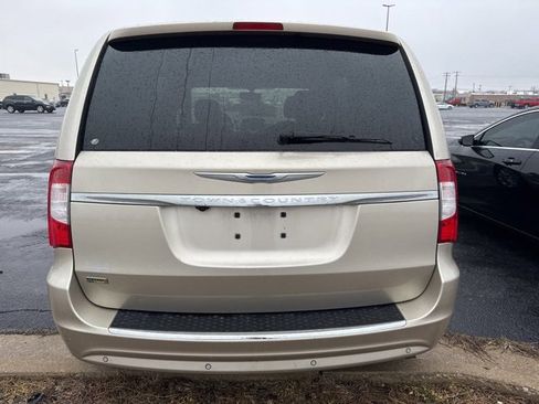 Used 2013 Chrysler Town & Country Touring-L w/ Driver Convenience Group image 4