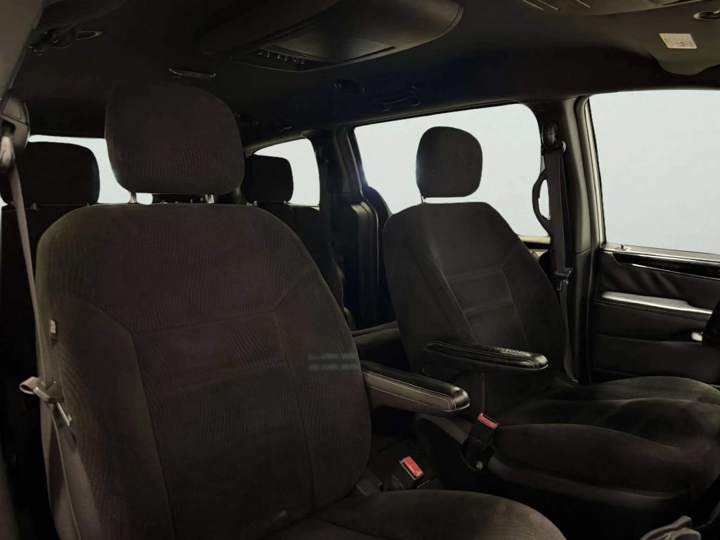 Used 2016 Dodge Grand Caravan SE FWD image 28