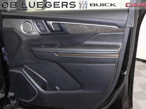 Certified 2025 Buick Enclave Avenir image 18