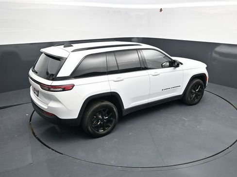 Used 2025 Jeep Grand Cherokee Altitude AWD/4WD image 45