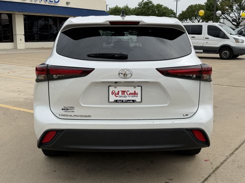 Used 2025 Toyota Highlander LE FWD image 6