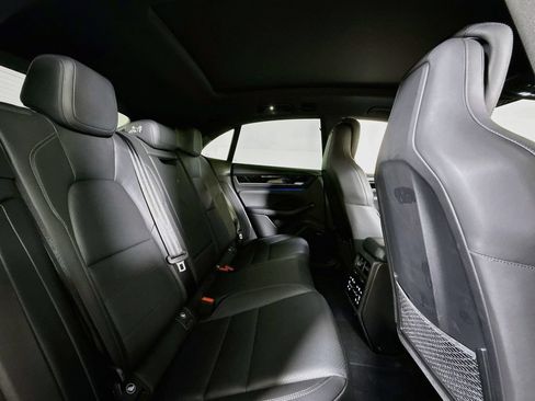 Certified 2025 Porsche Macan 4S Electric AWD/4WD image 19