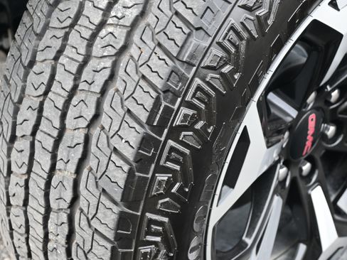 Used 2025 GMC Yukon XL AT4 w/ AT4 Premium Package image 16