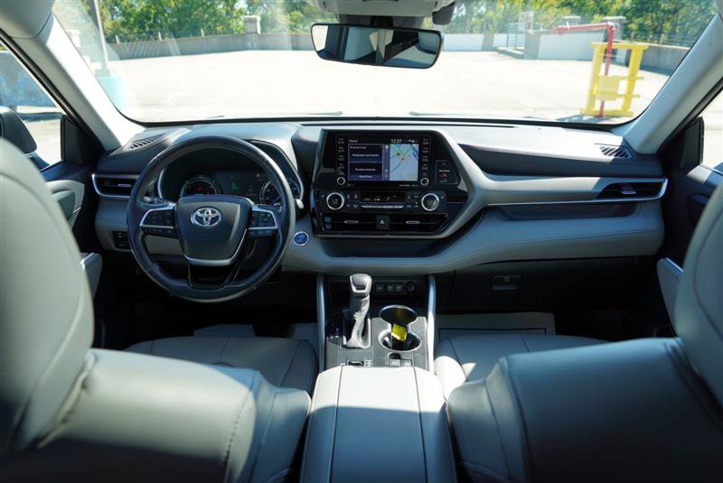 Used 2020 Toyota Highlander XLE AWD/4WD image 43