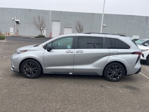 Used 2024 Toyota Sienna XSE image 8