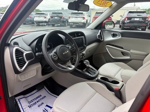 Used 2025 Kia Soul LX FWD image 3