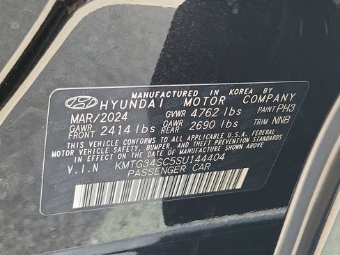 Certified 2025 Genesis G70 2.5T RWD image 30