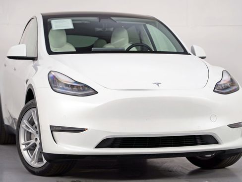 Used 2020 Tesla Model Y Long Range image 4
