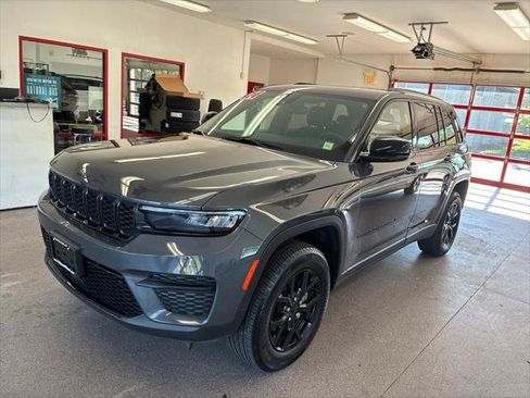 Certified 2024 Jeep Grand Cherokee Altitude AWD/4WD image 3