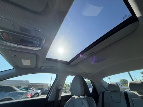 Used 2025 Hyundai Elantra Limited image 29