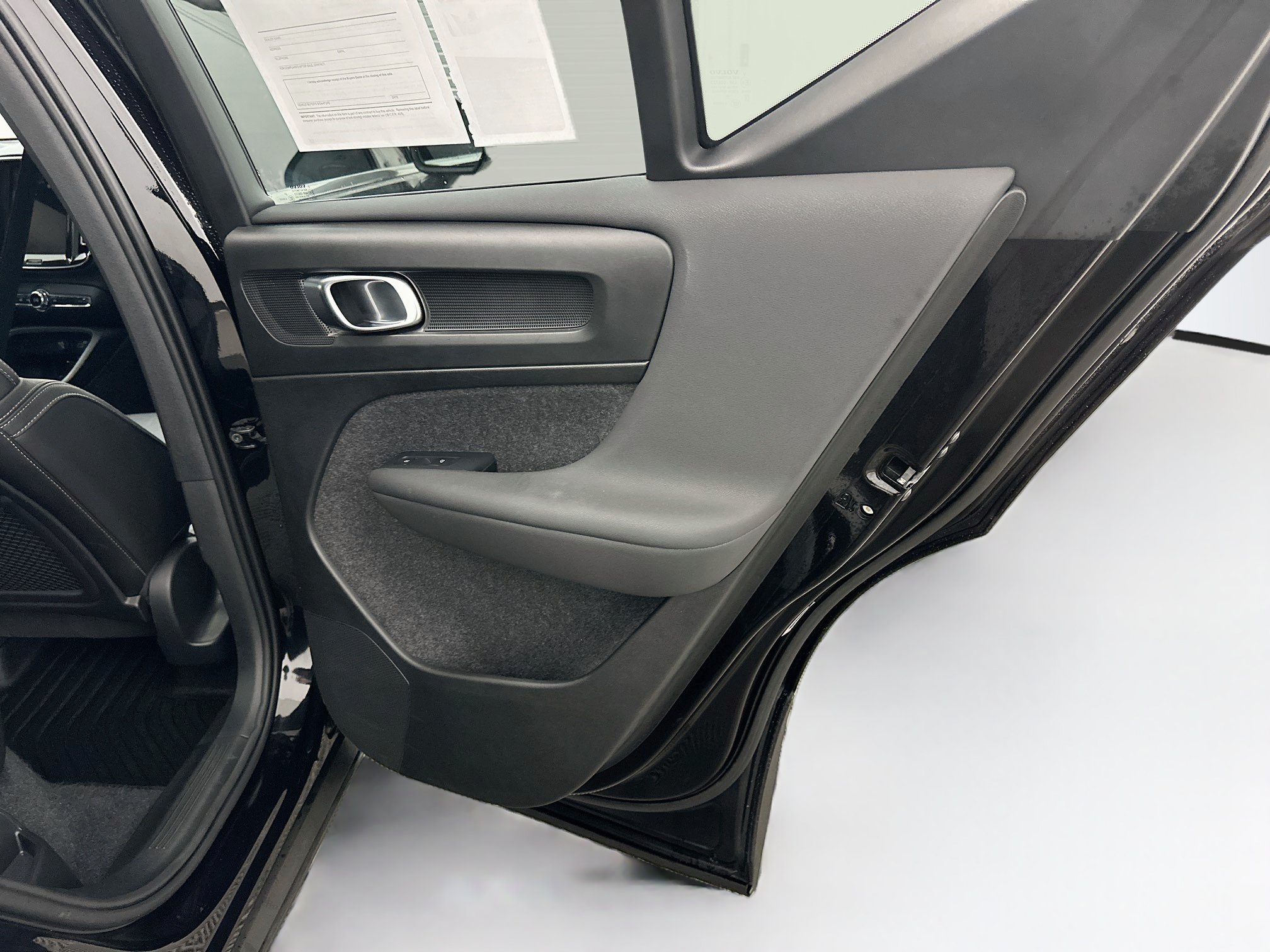 Used 2025 Volvo XC40 B5 Plus AWD/4WD image 33