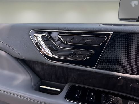 Used 2019 Lincoln Navigator Reserve AWD/4WD image 18