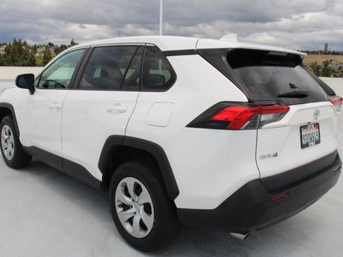 Certified 2022 Toyota RAV4 LE AWD/4WD image 5