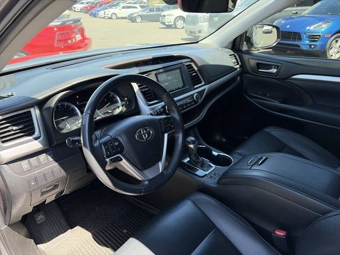 Used 2019 Toyota Highlander XLE AWD/4WD image 35