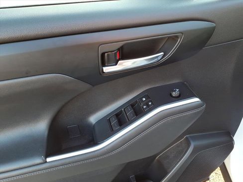 Used 2022 Toyota Highlander XLE image 12