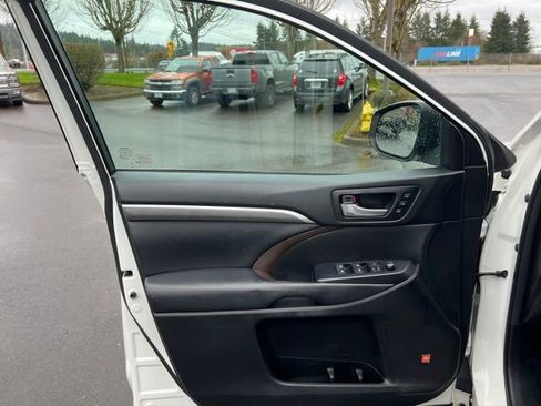 Used 2017 Toyota Highlander Limited Platinum image 18