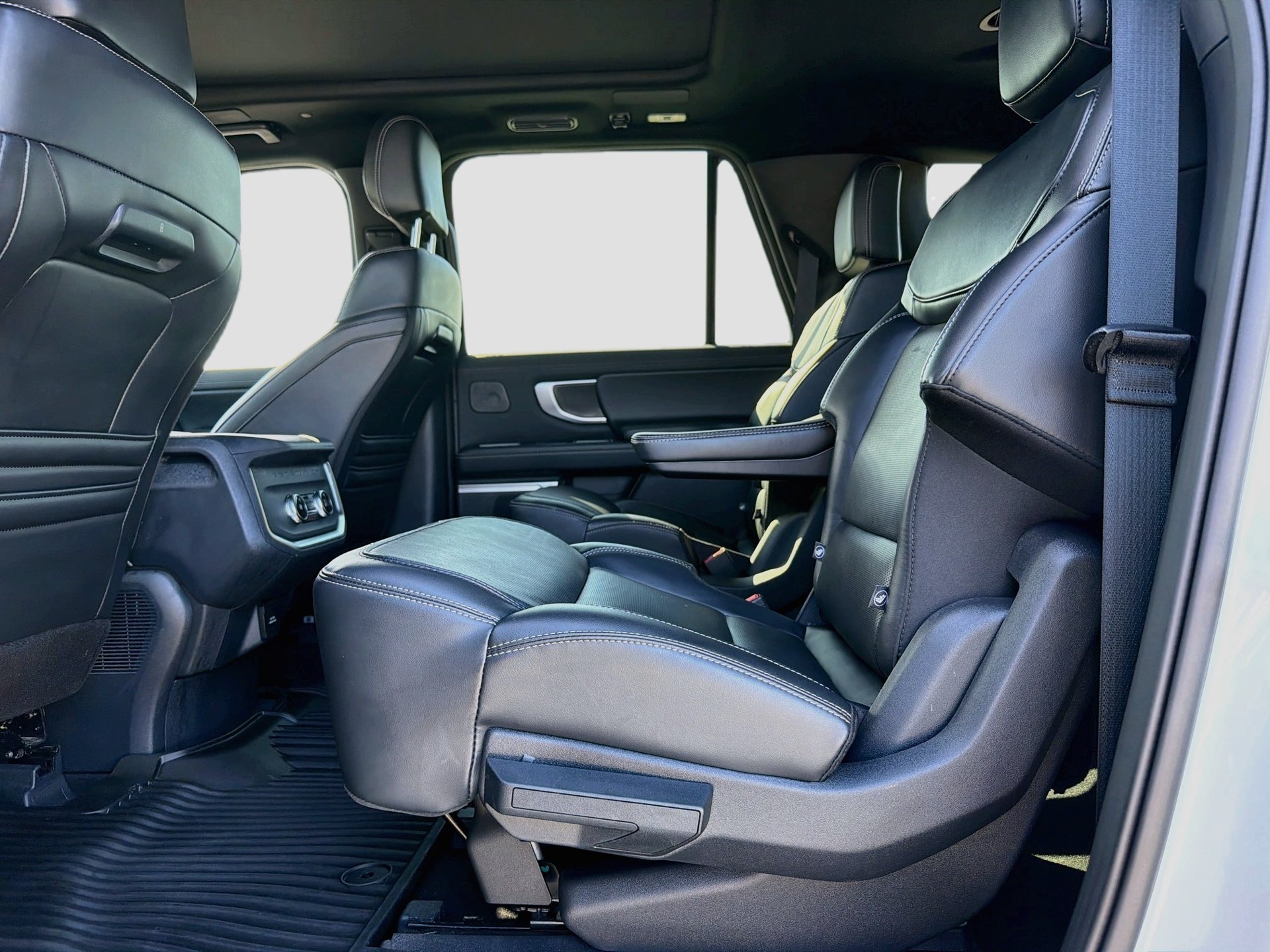 Used 2025 Ford Expedition Max Platinum w/ Stealth Performance Package AWD/4WD image 27