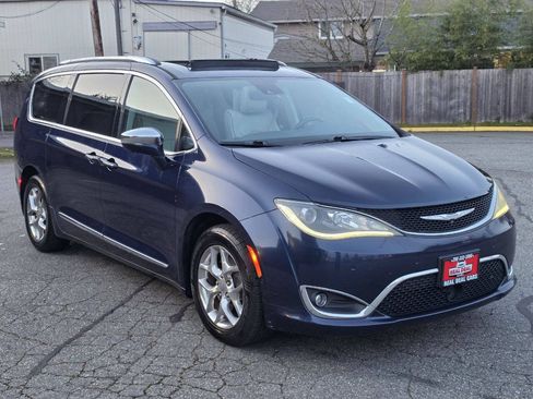 Used 2017 Chrysler Pacifica Limited w/ UConnect Theater Package FWD image 3