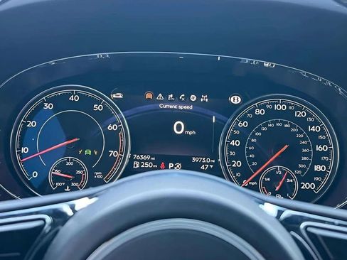 Used 2017 Bentley Bentayga image 13
