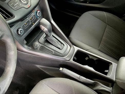 Used 2018 Ford Focus SE w/ SE Appearance Package FWD image 17