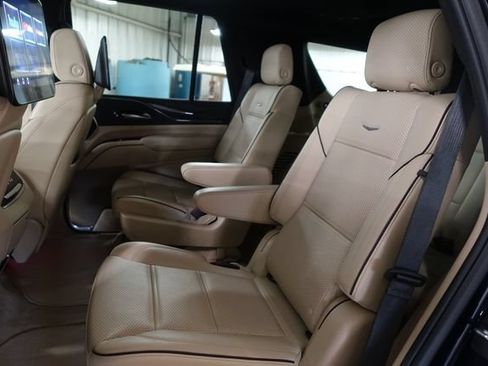 Used 2023 Cadillac Escalade Premium Luxury AWD/4WD image 22