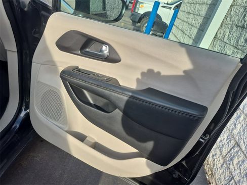 Used 2020 Chrysler Pacifica Limited image 22