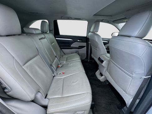 Used 2017 Toyota Highlander XLE w/ Carpet Mat Package image 20