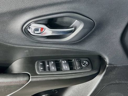 Used 2019 Jeep Cherokee Trailhawk w/ Comfort/Convenience Group AWD/4WD image 14