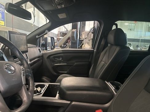 Used 2018 Nissan Titan SV w/ SV Convenience Package image 4