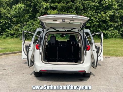 Used 2023 Chrysler Pacifica Touring-L FWD image 37