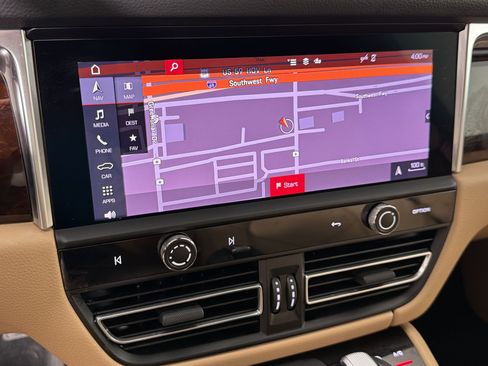 Certified 2024 Porsche Macan AWD/4WD image 20