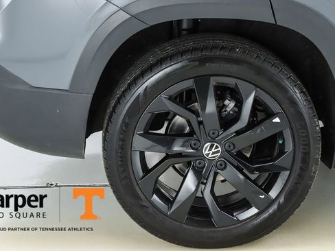 Used 2023 Volkswagen Taos SE w/ Panoramic Sunroof Package FWD image 51