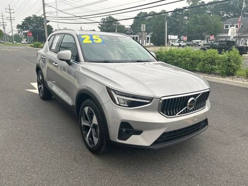Certified 2025 Volvo XC40 B5 Plus AWD/4WD image 6