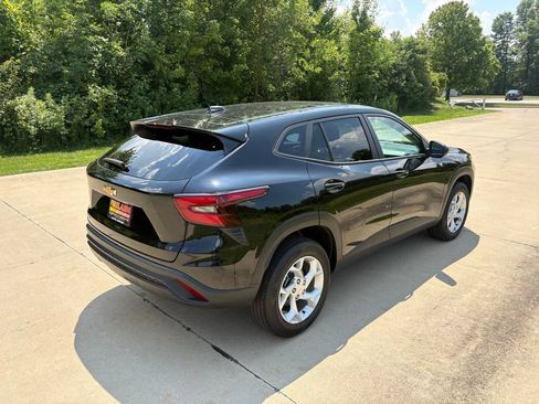 Used 2024 Chevrolet Trax LS w/ LS Convenience Package FWD image 9