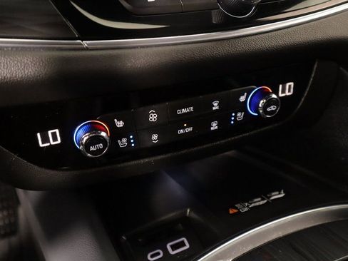 Used 2023 Buick Enclave Premium image 8