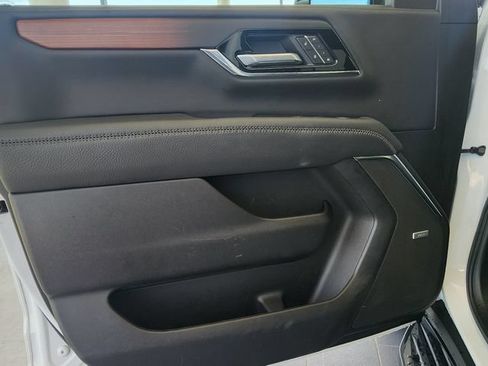 Used 2025 GMC Yukon Denali RWD image 10